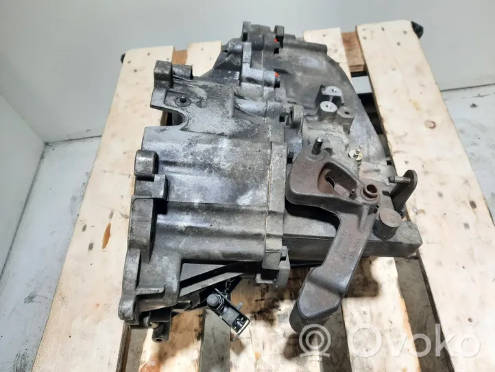 Volvo S60 Mechaninė 5 pavarų dėžė P8647073