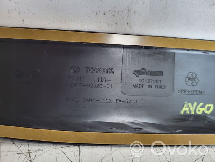 Toyota Aygo AB10 Listón embellecedor de la puerta delantera (moldura) PZ49U-92520