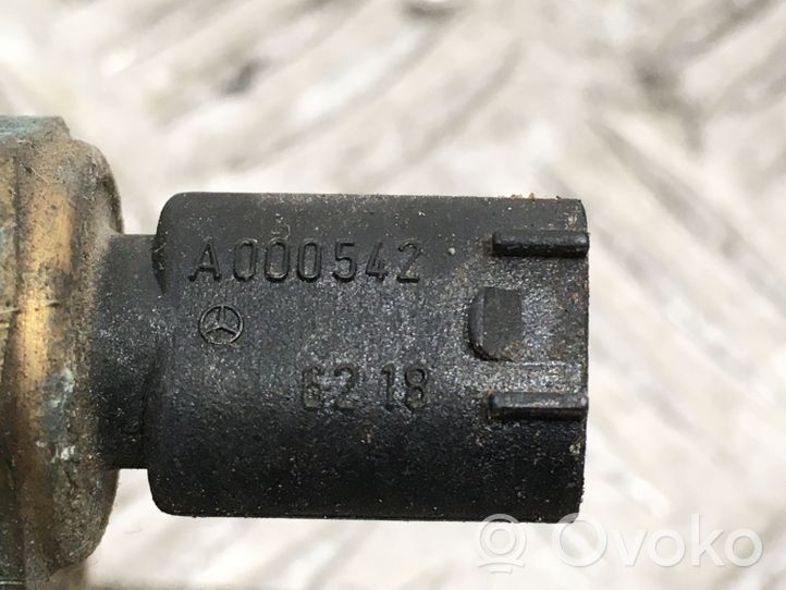 Mercedes-Benz CLK A208 C208 Boîtier de thermostat / thermostat 1112030473