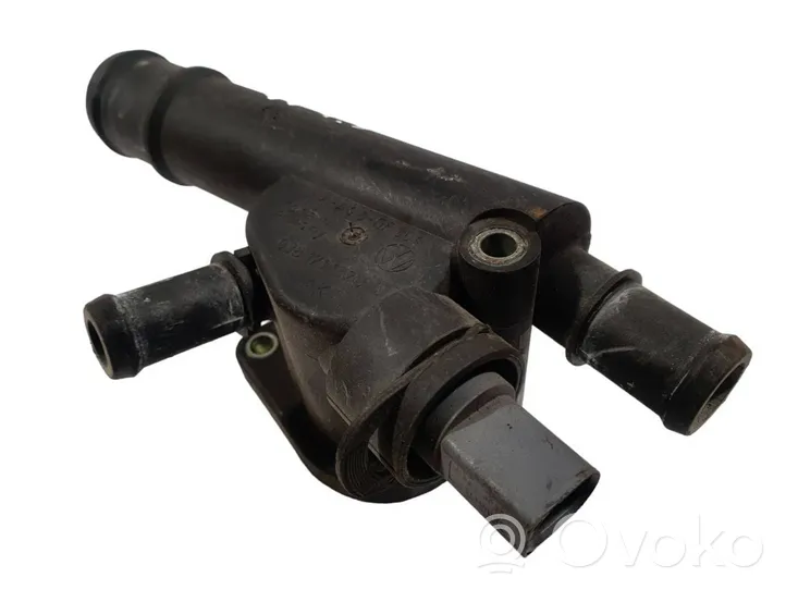 Volkswagen Golf V Boîtier de thermostat 038121132D