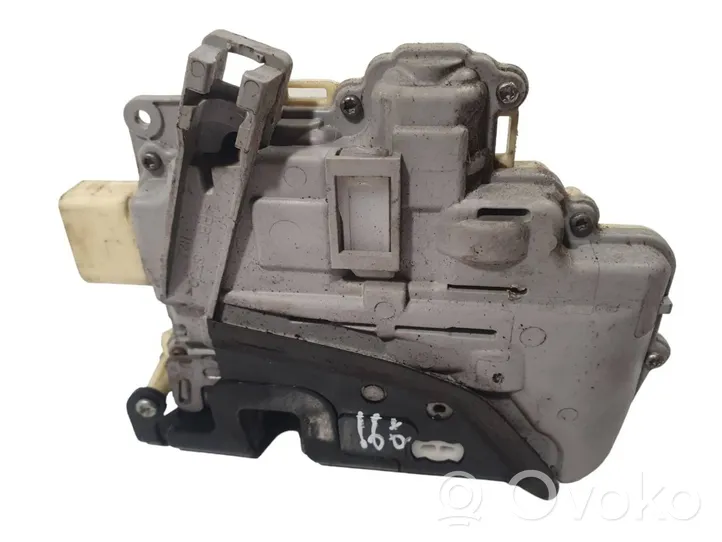 Volkswagen PASSAT B6 Front door lock 3C2837016A