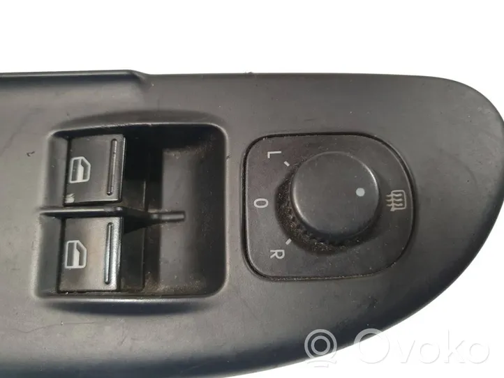 Volkswagen PASSAT B6 Front door window switch trim 3C1867171C