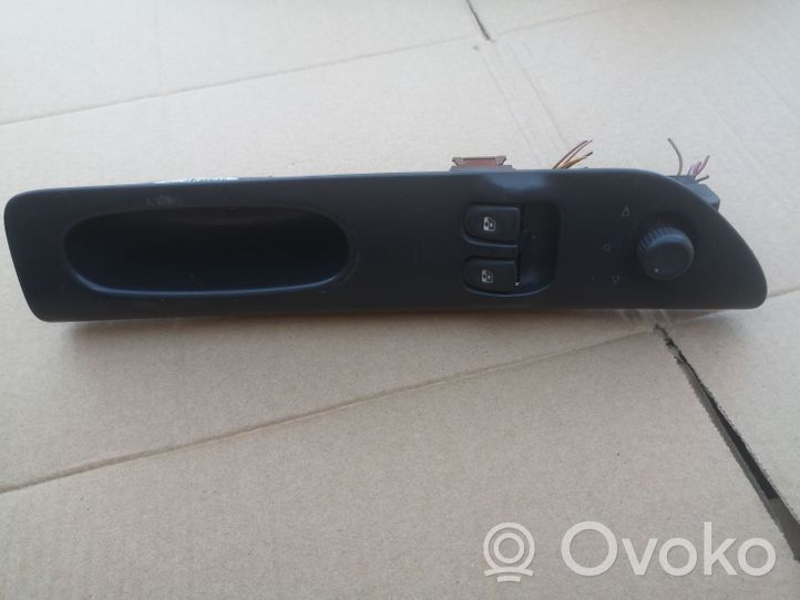 Renault Laguna I Electric window control switch 7701699597