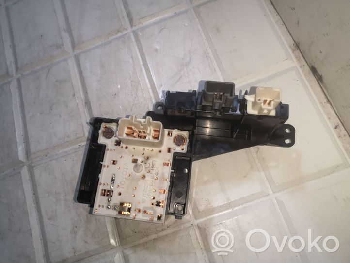 Toyota Yaris Przycisk świateł awaryjnych 758294