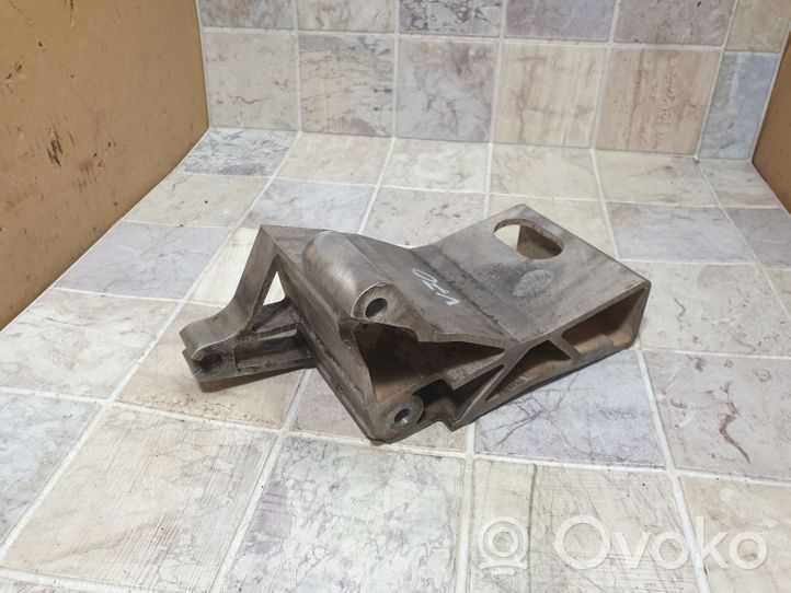 Volvo V70 Supporto di montaggio scatola del cambio 8684380