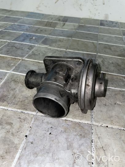 BMW 5 E39 EGR-venttiili 2248717