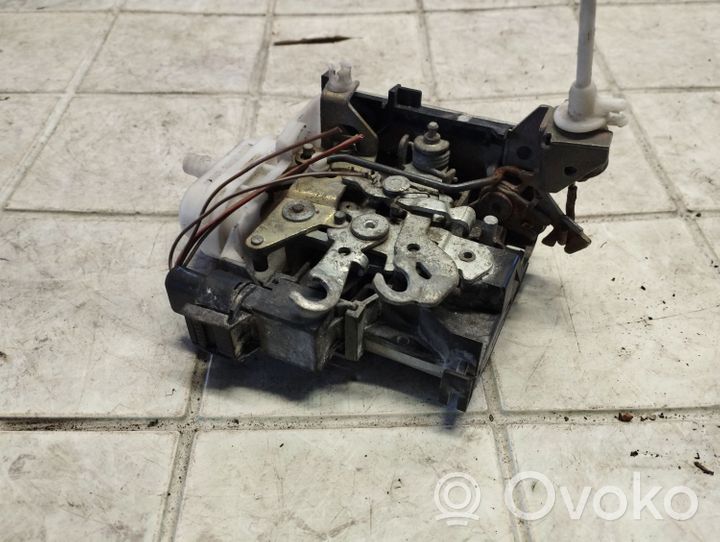 Audi A4 S4 B5 8D Cerradura de puerta delantera 8D2837016F