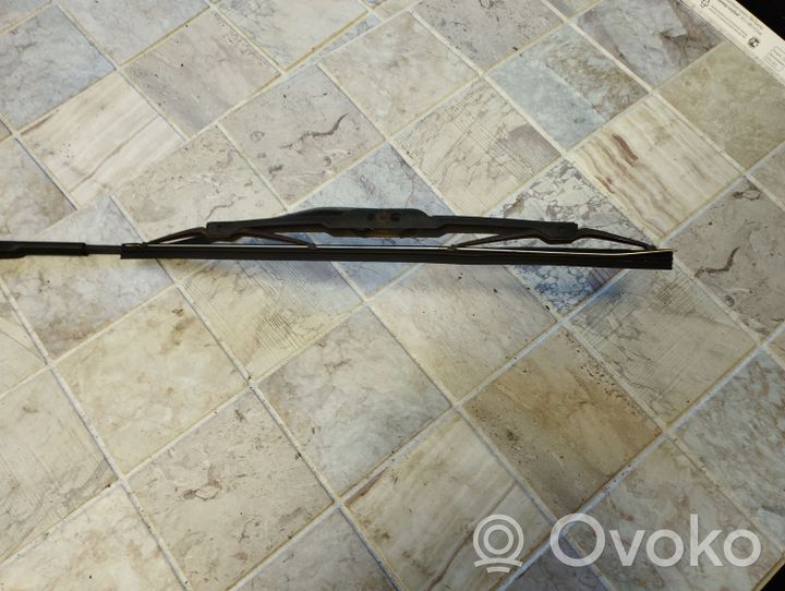 Mitsubishi Colt Windshield/front glass wiper blade 6833