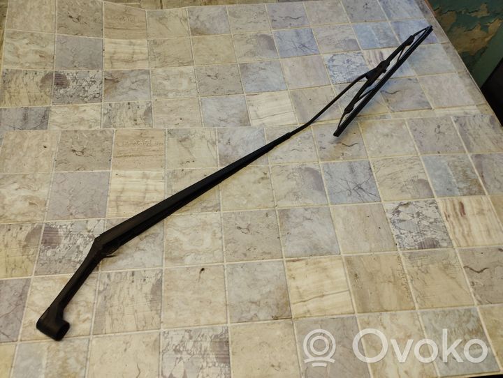 Mitsubishi Colt Windshield/front glass wiper blade 6833