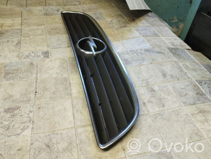 Opel Zafira A Grille calandre supérieure de pare-chocs avant 90580685