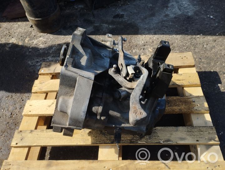 Volkswagen Fox Mechaninė 5 pavarų dėžė 02T301103L