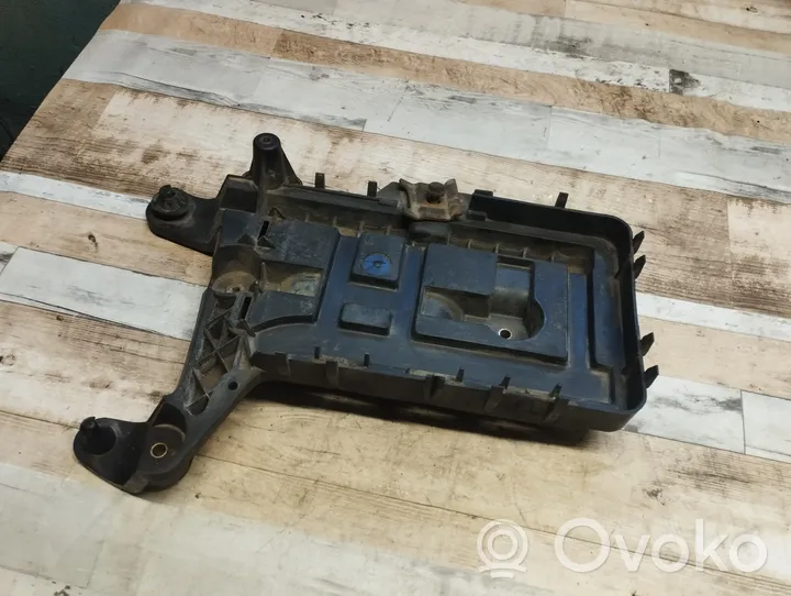 Volkswagen Touran I Boîte de batterie 1K0915333B