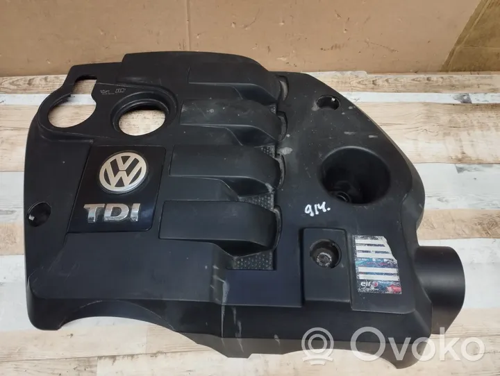 Volkswagen PASSAT B5.5 Engine cover (trim) 038103925