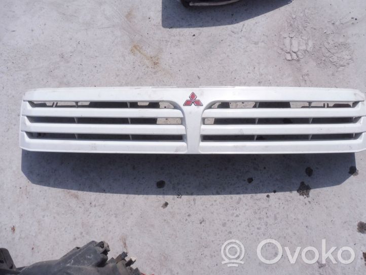 Mitsubishi Space Wagon Maskownica / Grill / Atrapa górna chłodnicy 