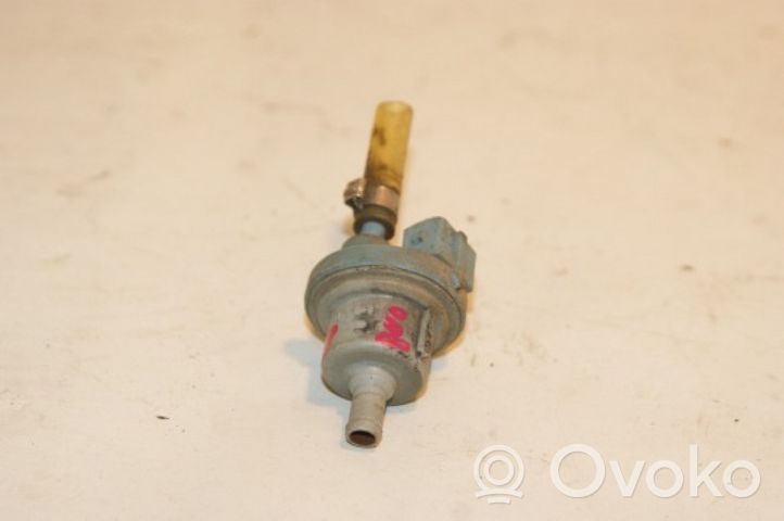 Volkswagen PASSAT B4 Soupape de ventilation, réservoir de carburant 050133517