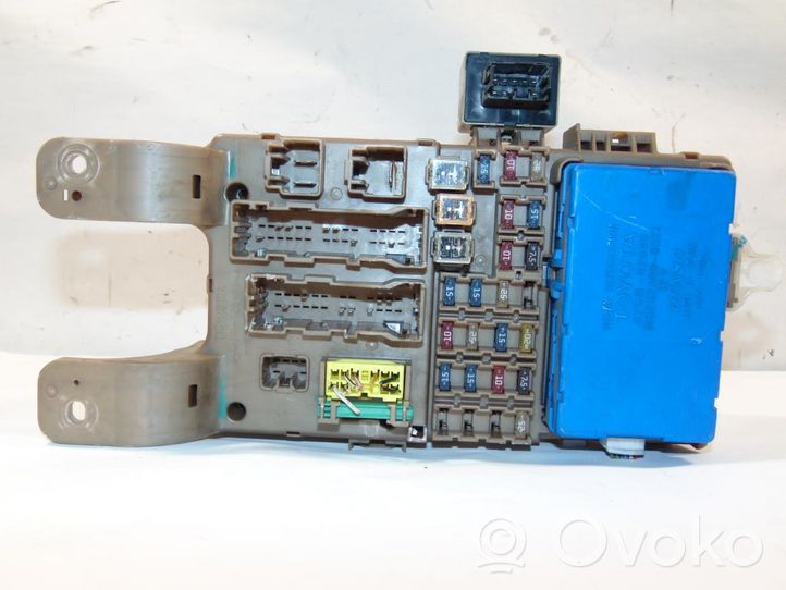 Toyota Corolla E120 E130 Module de fusibles 8273002040