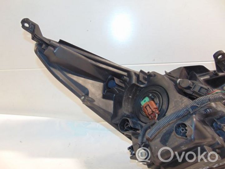 Toyota Avensis T270 Lampa przednia 8117005390