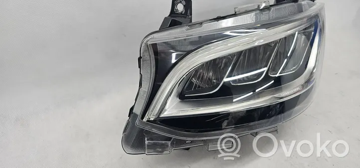 Mercedes-Benz Sprinter W907 W910 Lampa przednia A9109065700