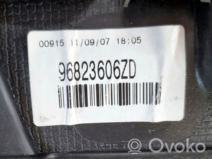 Citroen C4 Grand Picasso Tavaratilan/takakontin alempi sivuverhoilu 96823606ZD