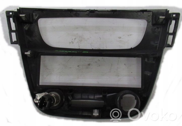 Renault Megane III Radio/GPS head unit trim 