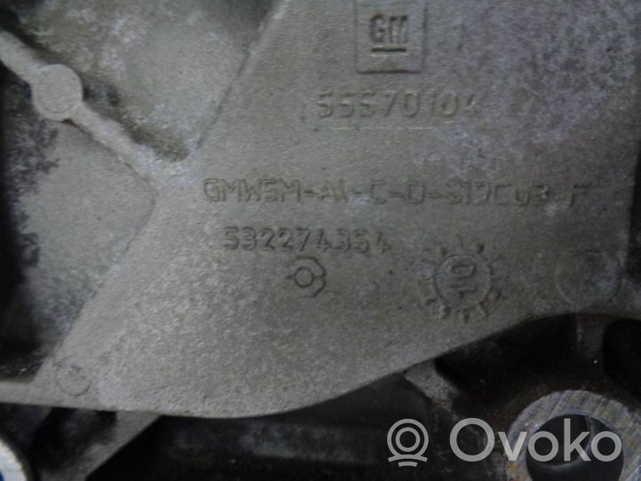 Opel Astra J Uchwyt / Mocowanie sprężarki klimatyzacji 55570104