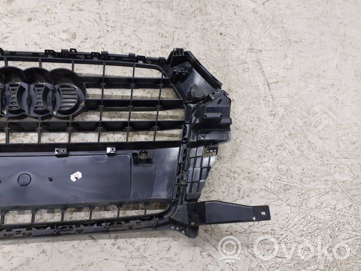 Audi Q3 8U Front bumper upper radiator grill 8U0853653M