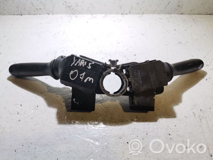 Toyota Yaris Leva/interruttore dell’indicatore di direzione e tergicristallo 17F014