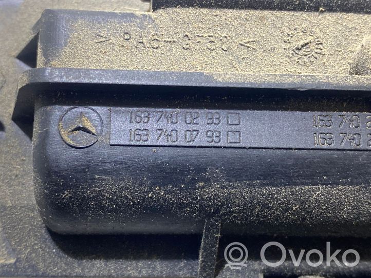 Mercedes-Benz ML W163 Uchwyt / Rączka zewnętrzna otwierania klapy tylnej / bagażnika 1637400793