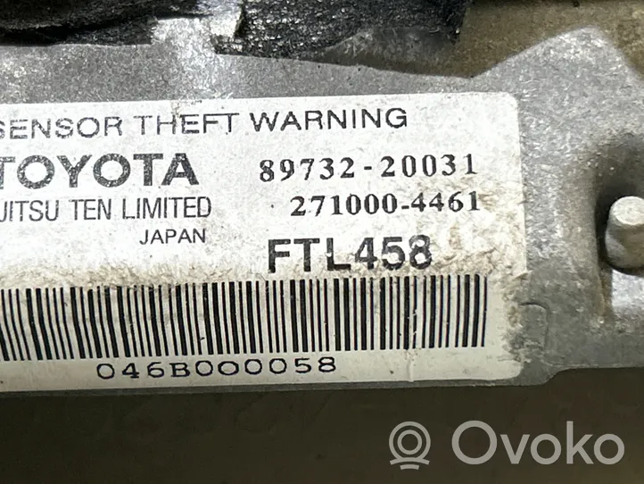 Toyota Avensis T270 Priekinių vietų apšvietimo žibintas 8973220031