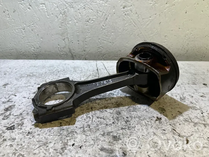 Dodge Challenger Piston with connecting rod 
