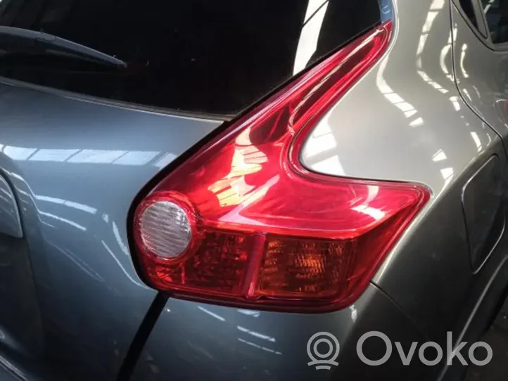 Nissan Juke I F15 Lampy tylnej klapy bagażnika 