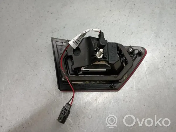 Renault Clio IV Lampy tylnej klapy bagażnika 