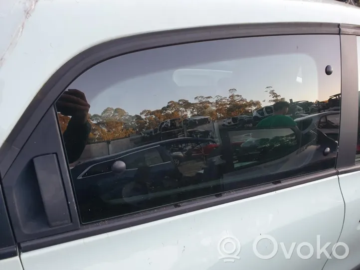 Renault Twingo III aizmugurējo durvju stikls 