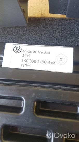 Volkswagen Golf V Tavaratilan pohjan paneeli 1K9868845C