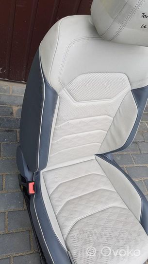 Volkswagen Touareg III Asiento delantero del conductor 