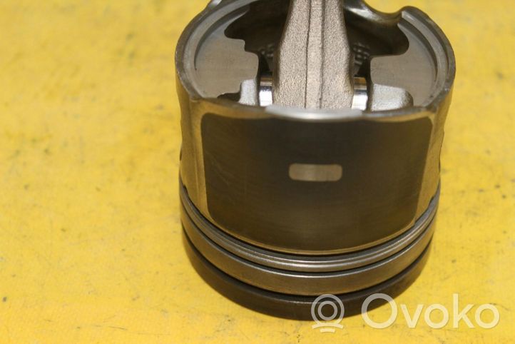 Peugeot 307 Piston avec bielle 