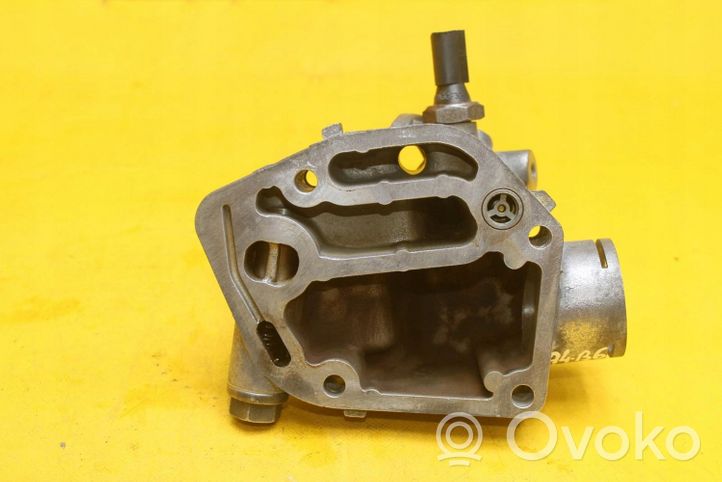 Audi A4 S4 B5 8D Supporto di montaggio del filtro dell’olio 06A115417