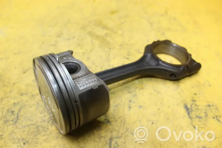 Mitsubishi Outlander Piston with connecting rod 4J11