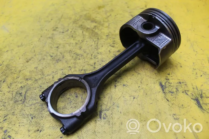 Mitsubishi Outlander Piston with connecting rod 4J11