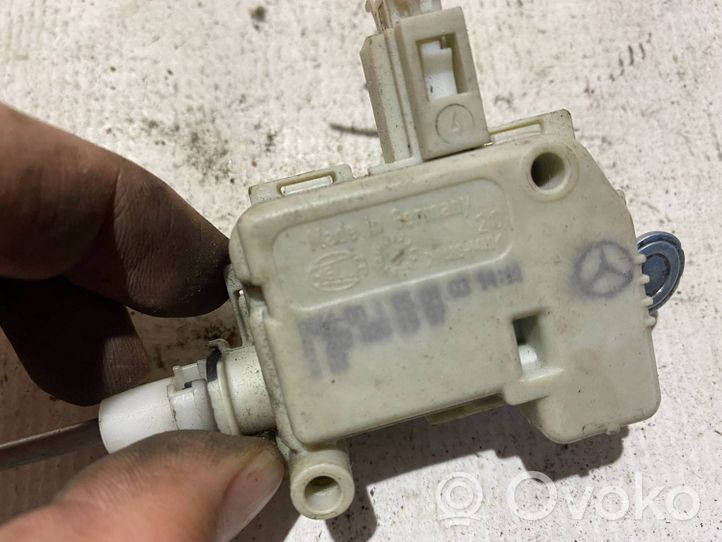 Mercedes-Benz C W203 Verrouillage du bouchon du réservoir de carburant A2038201997