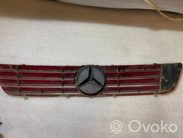 Mercedes-Benz Vito Viano W638 Griglia superiore del radiatore paraurti anteriore a6388880515