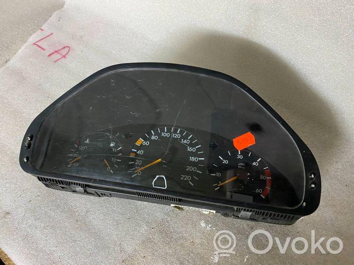 Mercedes-Benz CLK A208 C208 Compteur de vitesse tableau de bord A2024401011