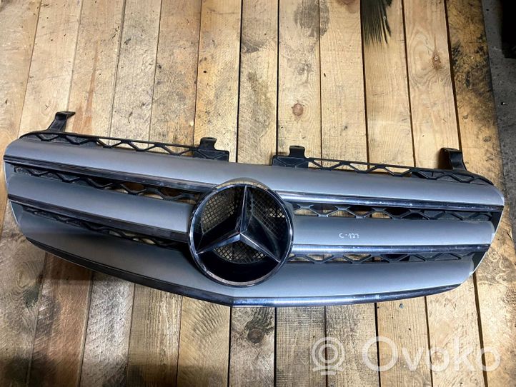 Mercedes-Benz R W251 Etupuskurin ylempi jäähdytinsäleikkö a2518880241