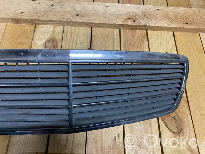 Mercedes-Benz C W203 Grille calandre supérieure de pare-chocs avant a2038800483