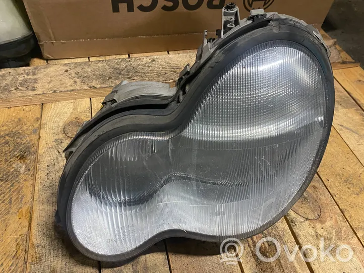 Mercedes-Benz C W203 Lampa przednia A2038200161