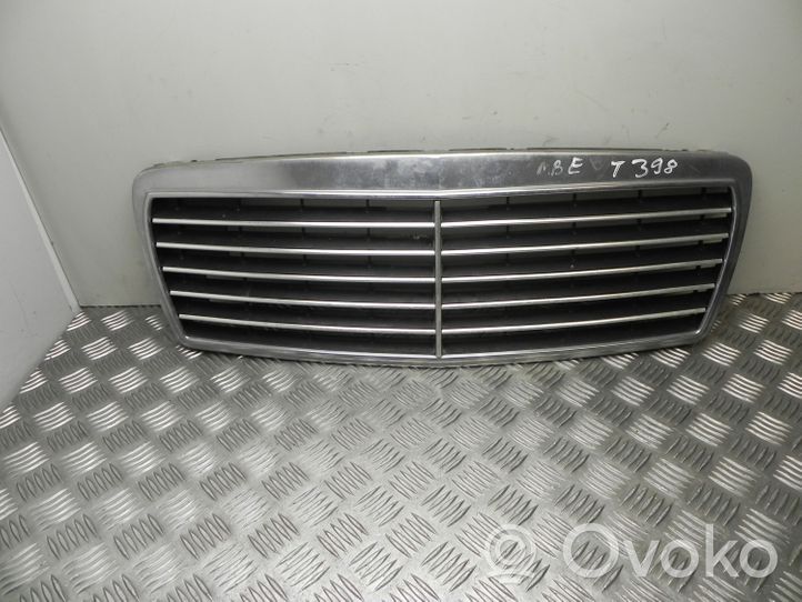 Mercedes-Benz E W210 Atrapa chłodnicy / Grill A2108880123