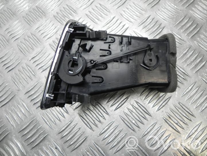 Audi Q3 8U Aizmugurējā gaisa - ventilācijas reste 8U1820901B