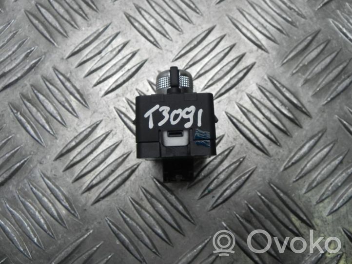 Audi Q2 - Interruttore di controllo dell’alzacristalli elettrico 4M0959565S