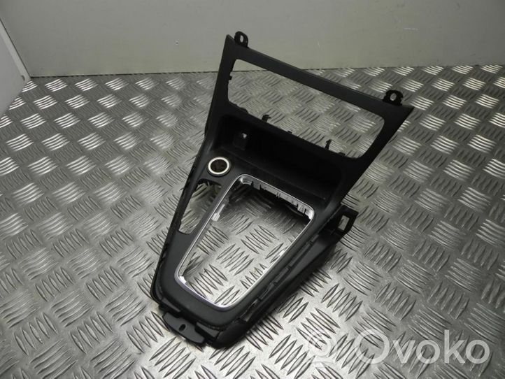 Ford Focus Radion/GPS-laitteen pääyksikön kehys F1EBA044C82AGW