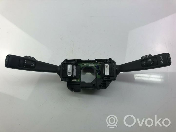 Volvo XC40 Pulsanti/interruttori sul volante 31394001